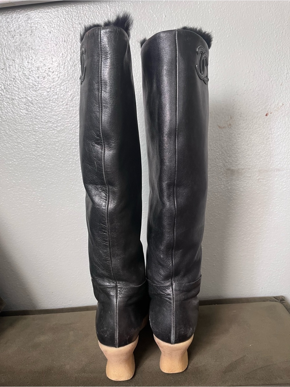 CHANEL Black Leather calf high Boots with Beige Wedge Sole and Fur lining - Picture 3 of 15
